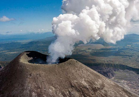 Trei vulcani, gata de erupţie în Indonezia