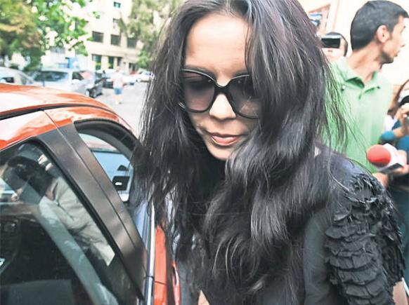 Matroana Andreea Marta condamnată în dosarul PROSTITUATELOR DE LUX. Soţia fostului şef de cabinet a lui Blejnar va presta şi la plantat de panseluţe Matroana Andreea Marta condamnată în dosarul PROSTITUATELOR DE LUX. Soţia fostului şef de cabinet a lui Blejnar va presta şi la plantat de panseluţe