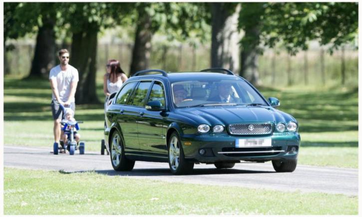 Regina Elisabeta, la volan: Moment penibil pentru un cuplu de britanici (GALERIE FOTO)