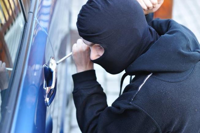 ATENŢIE la furturile din autoturisme! Cum acţionau hoţii prin blocarea sistemului de închidere a portierelor ATENŢIE la furturile din autoturisme! Cum acţionau hoţii prin blocarea sistemului de închidere a portierelor