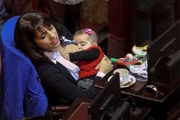 O deputată îşi alăptează fetiţa în Parlament