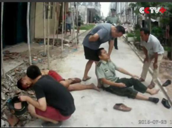 Modul ULUITOR în care un polițist salvează viața unui sinucigaș! (VIDEO) Modul ULUITOR în care un polițist salvează viața unui sinucigaș! (VIDEO)