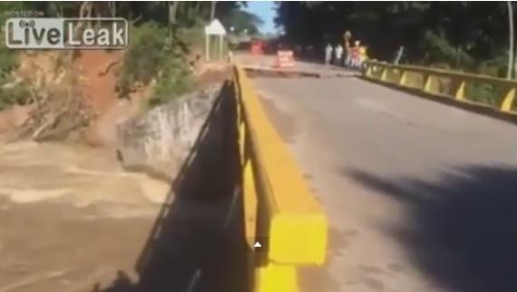 VIDEO: Un pod se prăbuşeşte la câteva secunde după ce a fost traversat de trei persoane VIDEO: Un pod se prăbuşeşte la câteva secunde după ce a fost traversat de trei persoane