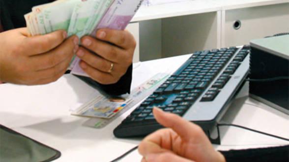 Ai credit în franci elveţieni? O bancă din România va fi OBLIGATĂ să elimine clauza de dobândă abuzivă