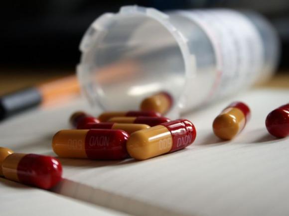 Reuters: O mare companie de medicamente dă mită medicilor români pentru a-i prescrie produsele