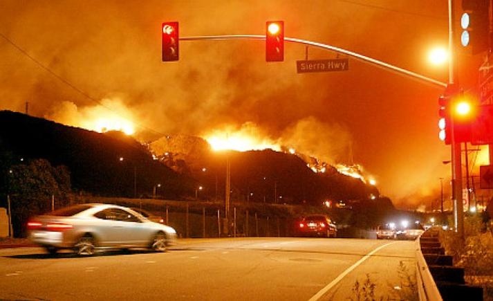 California, un 'butoi cu pulbere'. Pompierii se luptă cu 20 de incendii