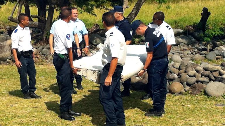 Insula Reunion: Noi resturi de avion au fost găsite de localnici Insula Reunion: Noi resturi de avion au fost găsite de localnici