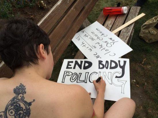 Protest cu femei goale, în Canada, din cauza unei acțiuni a poliției (GALERIE FOTO) Protest cu femei goale, în Canada, din cauza unei acțiuni a poliției (GALERIE FOTO)