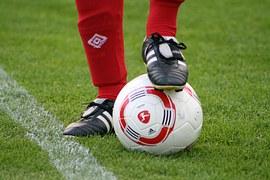 Fotbal: Arbitrul este rănit, părăseşte terenul, iar speker-ul face apel la tribune pentru un voluntar Fotbal: Arbitrul este rănit, părăseşte terenul, iar speker-ul face apel la tribune pentru un voluntar