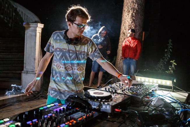 În premieră la Summer Well, primul afterparty cu video mapping pe capelă În premieră la Summer Well, primul afterparty cu video mapping pe capelă