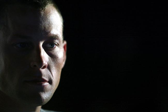 Lance Armstrong ar fi fost luat de mascati de pe bicicleta si dus cu duba la DNA, daca era roman Lance Armstrong ar fi fost luat de mascati de pe bicicleta si dus cu duba la DNA, daca era roman