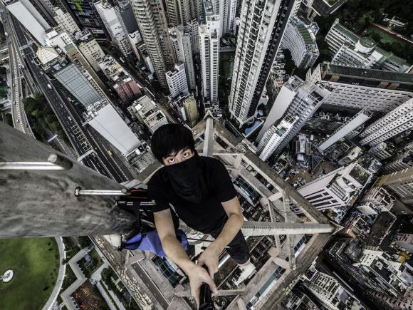 O NOUĂ MODĂ ÎNGRIJORĂTOARE. Roofing, adică selfie extrem (VIDEO)