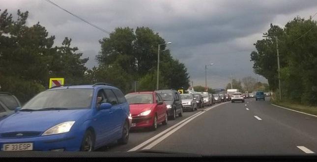 Vremea rea alungă turiștii de pe litoral. TRAFIC AGLOMERAT la intrarea pe Autostrada Soarelui