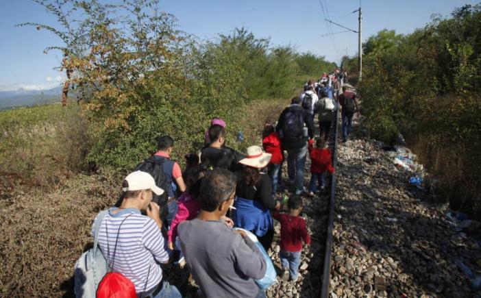 Aflux de imigranți: Armata bulgară a trimis blindate la frontiera cu Macedonia Aflux de imigranți: Armata bulgară a trimis blindate la frontiera cu Macedonia
