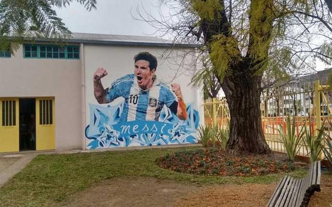 Messi-mania la Rosario. Starul Barcelonei a fost pictat pe scoala la care a invatat