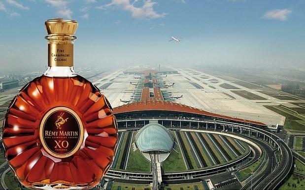 Aeroport. Pentru că nu o lăsau să treacă de securitate, o femeie a băut o sticlă întreagă de coniac scump Aeroport. Pentru că nu o lăsau să treacă de securitate, o femeie a băut o sticlă întreagă de coniac scump