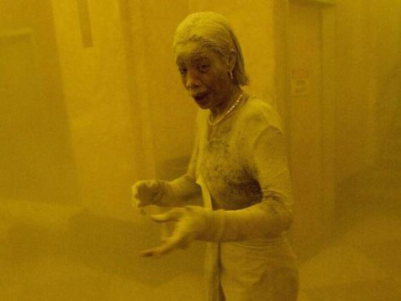 The Dust Lady, femeia care a supravieţuit atentatului 9/11, a murit de cancer The Dust Lady, femeia care a supravieţuit atentatului 9/11, a murit de cancer