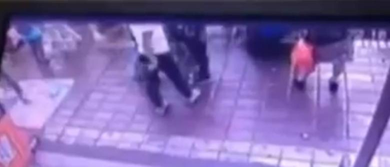 O gaură URIAȘĂ apare din senin și ÎNGHITE patru persoane care așteaptă autobuzul! SCENA DRAMATICĂ, suprinsă de camerele de supraveghere (VIDEO)