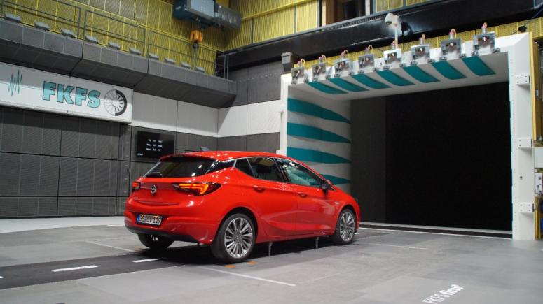 Noul Opel Astra se lansează la Frankfurt. Noi l-am văzut în bucșe și tablă. Doar atât: WOW!
