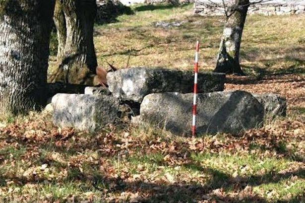 Un mormânt neolitic vechi de 6000 de ani, distrus şi înlocuit cu o masă de picnic din ciment Un mormânt neolitic vechi de 6000 de ani, distrus şi înlocuit cu o masă de picnic din ciment