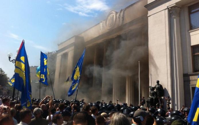 Explozie puternică în faţa Parlamentului de la Kiev. Ciocniri violente între poliție și manifestanți (VIDEO)