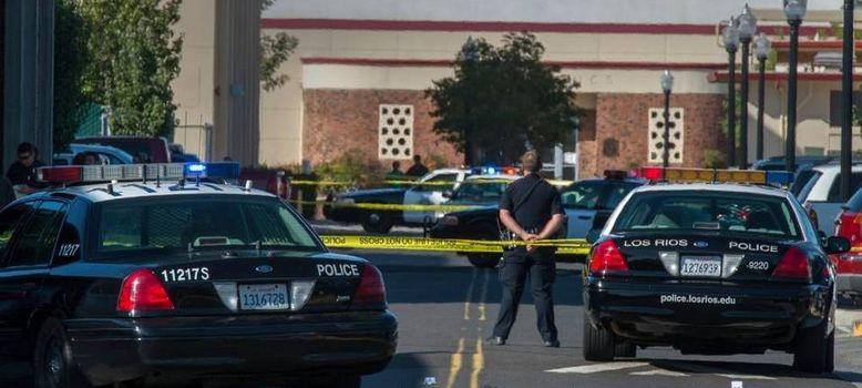 Un tânăr aproape gol a început să tragă cu arma într-o parcare din Sacramento Un tânăr aproape gol a început să tragă cu arma într-o parcare din Sacramento
