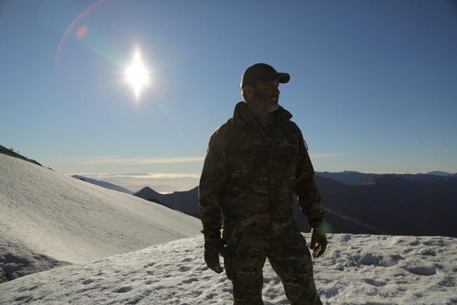 MANHUNT. Joel Lambert: Filmele de acțiune? Dacă personajul vrea să golească toată magazia de cartușe, treaba lui...