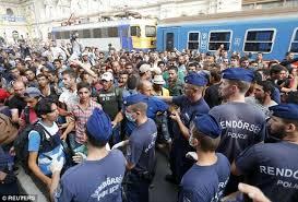 Situatie tensionata in Ungaria. Refugiatii fug din tabere si se indreapta spre Austria