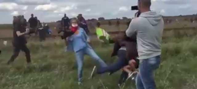 Degradant și lipsit de omenie: o jurnalistă maghiară lovește copiii refugiaților! (VIDEO)