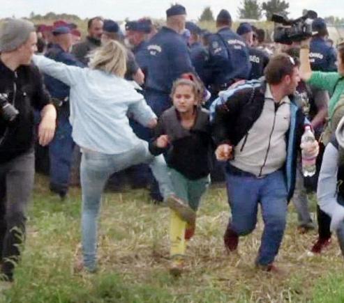 ANCHETĂ PENALĂ împotriva jurnalistei Petra Laszlo, care apare într-o înregistrare video punând piedică unor imigranți