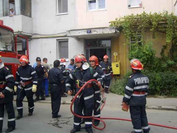  Un bărbat a murit şi doi poliţişti au fost răniţi într-o explozie la Botoşani. Cum s-a întamplat tragedia 
