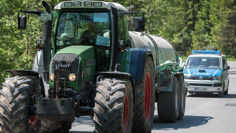 Un român a ajuns cu tractorul pe autostradă la 400 de km de destinație, din cauza sistemului de navigație Un român a ajuns cu tractorul pe autostradă la 400 de km de destinație, din cauza sistemului de navigație