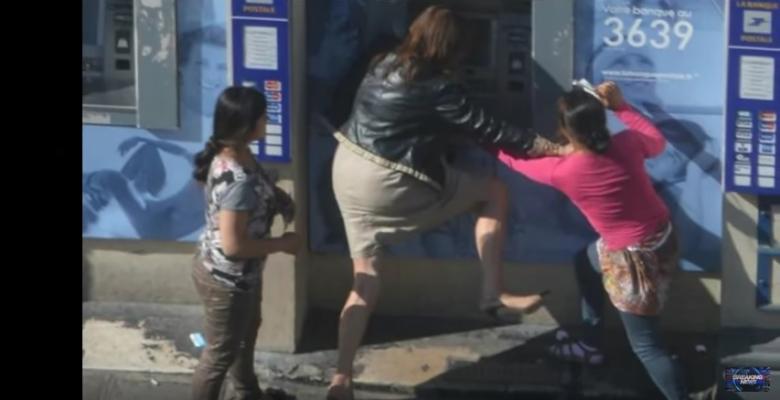 Două țigănci sar asupra unei femei oprite în fața unui ATM și îi fură banii (VIDEO)