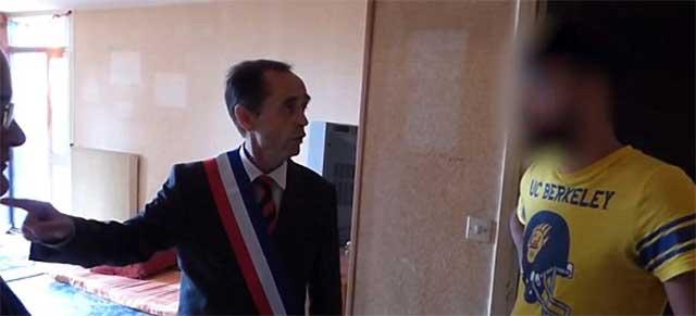 Primar francez, evacuând o familie de refugiați sirieni: Ați spart ușa, furaţi electricitate şi apă, plecați! Nu sunteţi bineveniţi în acest oraş! (VIDEO) Primar francez, evacuând o familie de refugiați sirieni: Ați spart ușa, furaţi electricitate şi apă, plecați! Nu sunteţi bineveniţi în acest oraş! (VIDEO)