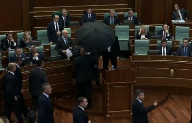 Premierul din Kosovo, atacat cu ouă în Parlament (VIDEO)