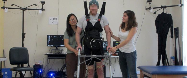 VIDEO: Un bărbat paralizat a putut merge cu ajutorul unei tehnologii avansate