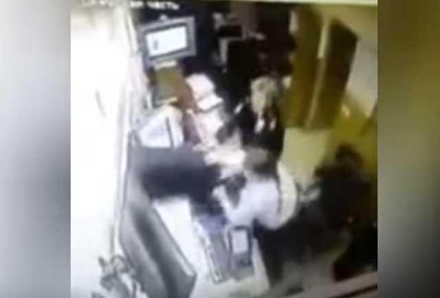 Evadare ca la ruși! Nu contează dacă ieși doar în chiloți, cu pantalonii-n vine, fugi! (VIDEO) Evadare ca la ruși! Nu contează dacă ieși doar în chiloți, cu pantalonii-n vine, fugi! (VIDEO)