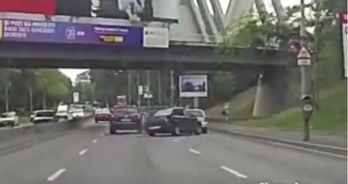 Prima reacție a șoferului vinovat de producerea accidentului de la Fântâna Miorița (VIDEO) Prima reacție a șoferului vinovat de producerea accidentului de la Fântâna Miorița (VIDEO)