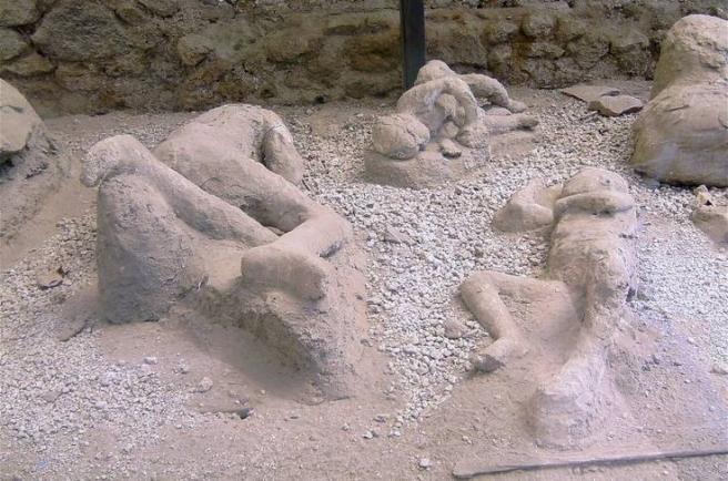 Imagini uimitoare cu victimele erupţiei vulcanice de la Pompei, de acum 2000 de ani. Ce dietă preferau