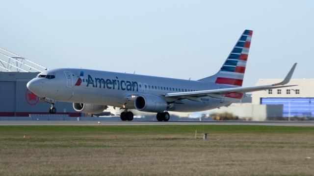 Un pilot al American Airlines A MURIT la manșa avionului. Compania a refuzat sa dezvăluie cauza morții