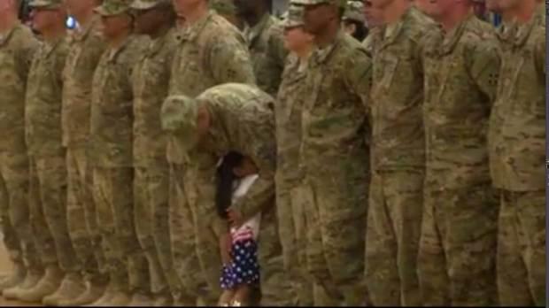 EMOȚIONANT! O puștoaică întrerupe o ceremonie militară pentru a-și îmbrățișa tatăl! (VIDEO)