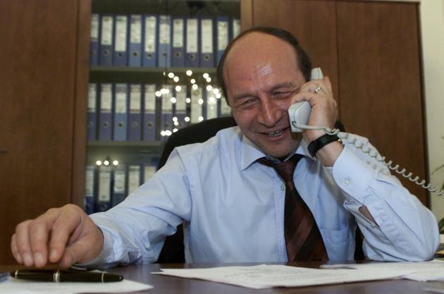 Alo, sunt eu...PICASSO! Traian Băsescu, număr de telefon la vedere, pe pagina sa de Facebook. O fi bine, domnule preşedinte? 