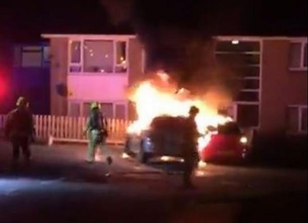 VIDEO: O gravidă blocată în maşina în flăcări după ce a fost lovită de nişte hoţi