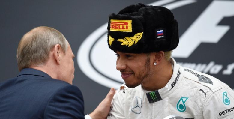 MOMENT INEDIT la Marele Premiu al Rusiei! Ce i-a făcut pilotul britanic Lewis Hamilton lui Vladimir Putin, în timpul ceremoniei de premiere (VIDEO) 