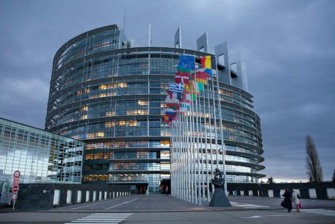 Parlamentul European a avizat deschiderea pieței de plăți online pentru reducerea comisioanelor și a fraudelor