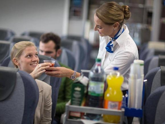 De la duș la masaj: ce își doresc cu adevărat pasagerii în timpul unui zbor cu avionul