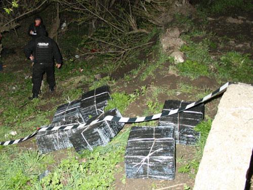 ATAC IN STIL MAFIOT. Doi agenți și un ofițer de la Poliția de Frontieră bătuți cu bâtele de contrabandiști. Mașina polițiștillor, distrusă 