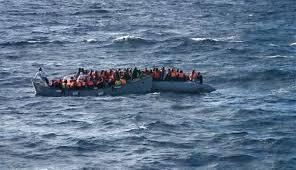 În noaptea de joi spre vineri, 22 de refugiaţi, din care 13 copii, s-au înecat în Marea Egee