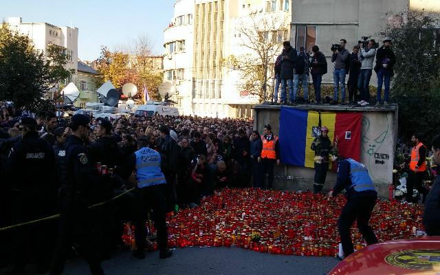 UPDATE. Marş pentru comemorarea victimelor de la clubul Colectiv. 10.000 de oameni în stradă, la Bucureşti