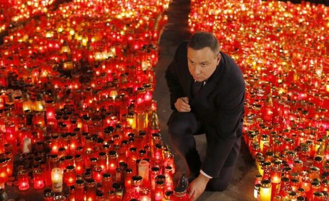 Preşedintele Poloniei a aprins o candelă şi a depus flori în faţa clubului Colectiv (VIDEO)